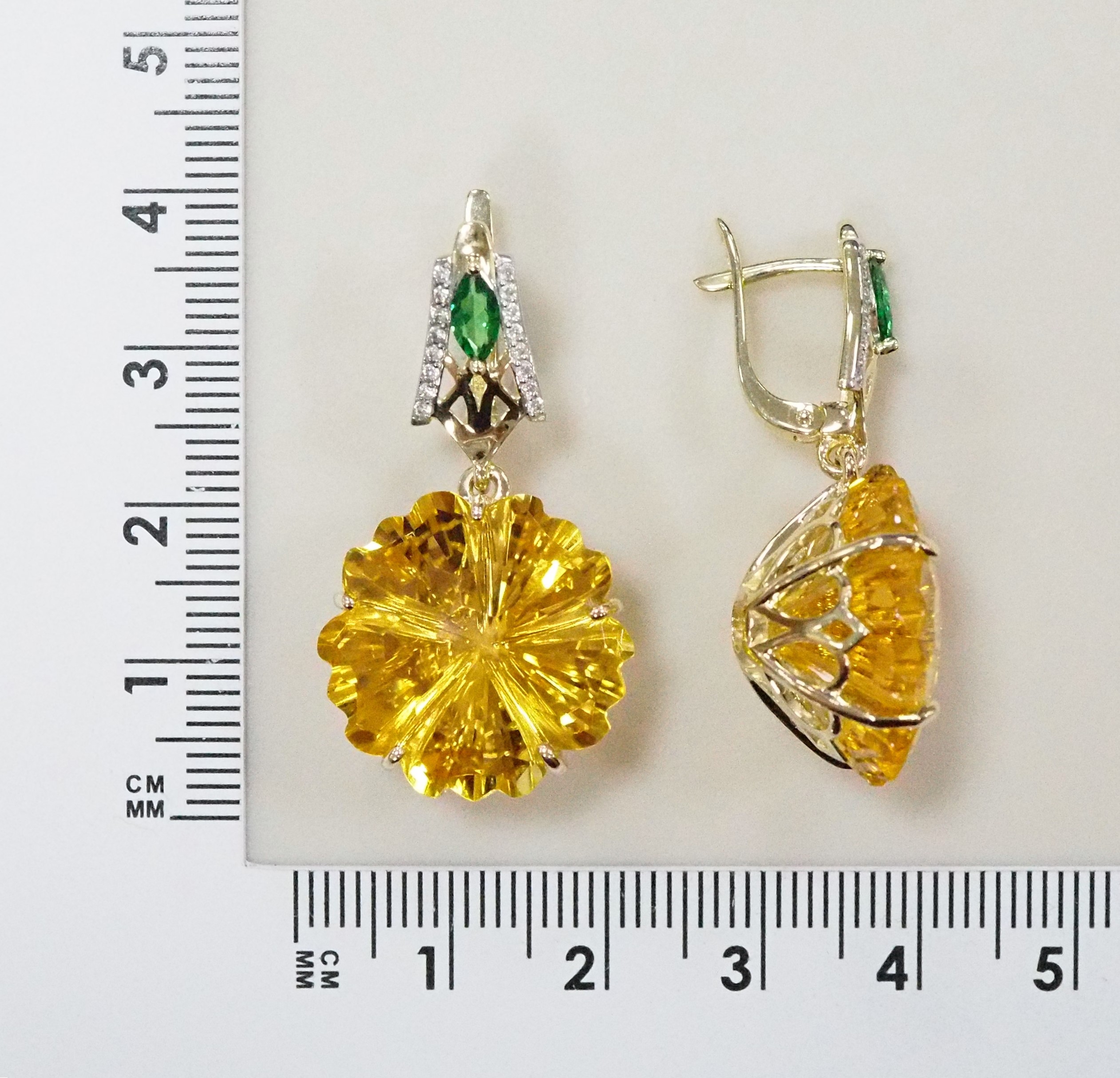 Золотые серьги 585 пробы; желтое золото; родий; вставки 32 Бр.Кр-57 0,178 3/6А; 2 Кварц зел. 0,4; 2